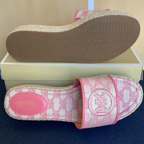 MICHAEL KORS SADLER WEDGE
MK OUTLINE JQD/EMB MK
TEA ROSE
49S3SDFA1Y
New - Picture 4 of 16